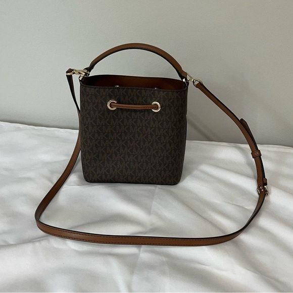 🟡 Michael Kors Suri Small Logo Crossbody Bag - Picture 4 of 4